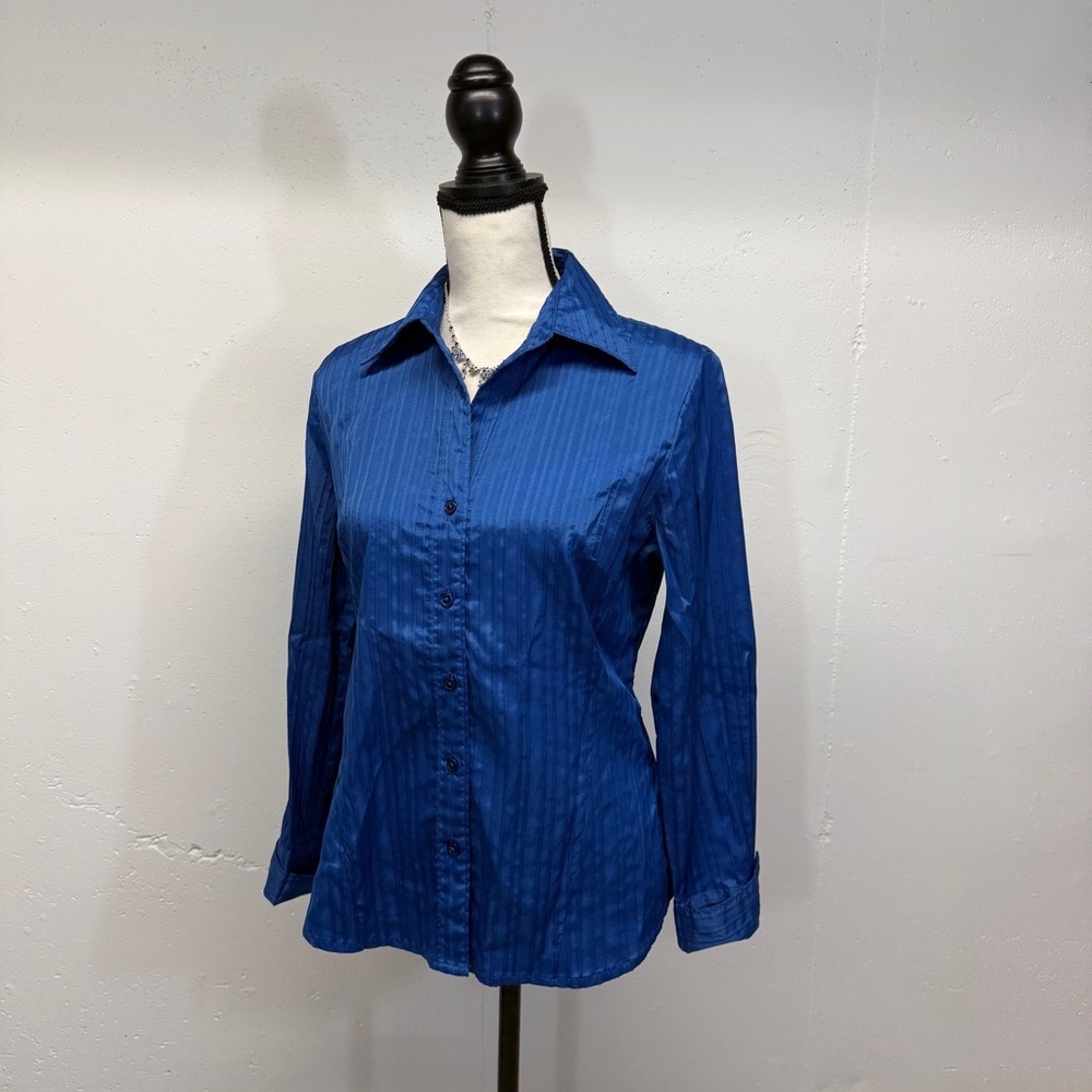 dressbarn Women's Button-Down Shirt in Blue sz sm
